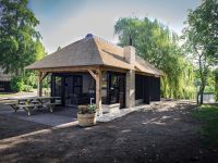 Rietgedekte bijgebouw