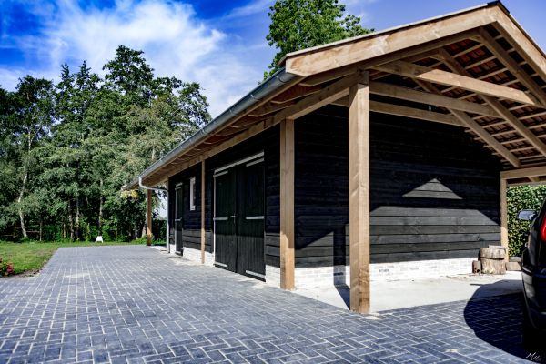 Nieuwbouw schuur binnen beschermd dorpsgezicht te Giethoorn door architect B&V Bouwmeesters omgeving Steenwijkerland