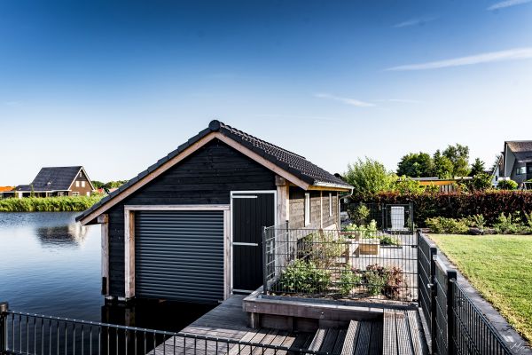 Nieuwbouw botenhuis voorzien van sectionaaldeur en hijs installatie